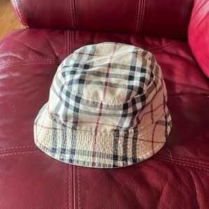 Burberry bucket hat
